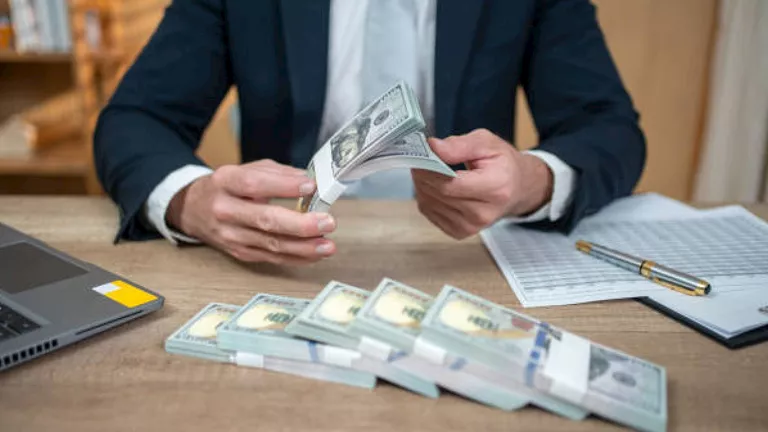 فوق الـ51 جنيها.. لماذا ارتفع الدولار أمام الجنيه اليوم؟